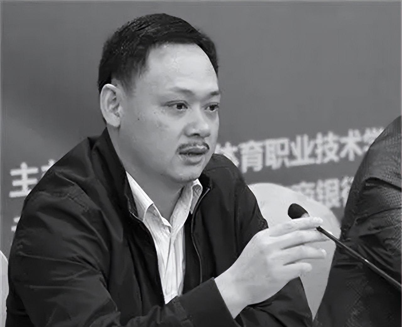举重冠军来自哪里_来个举重的冠军怎么说_举重冠军下场