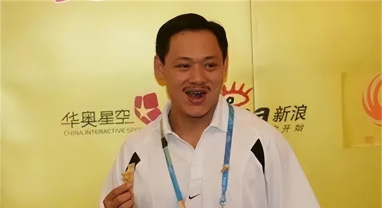 举重冠军来自哪里_来个举重的冠军怎么说_举重冠军下场